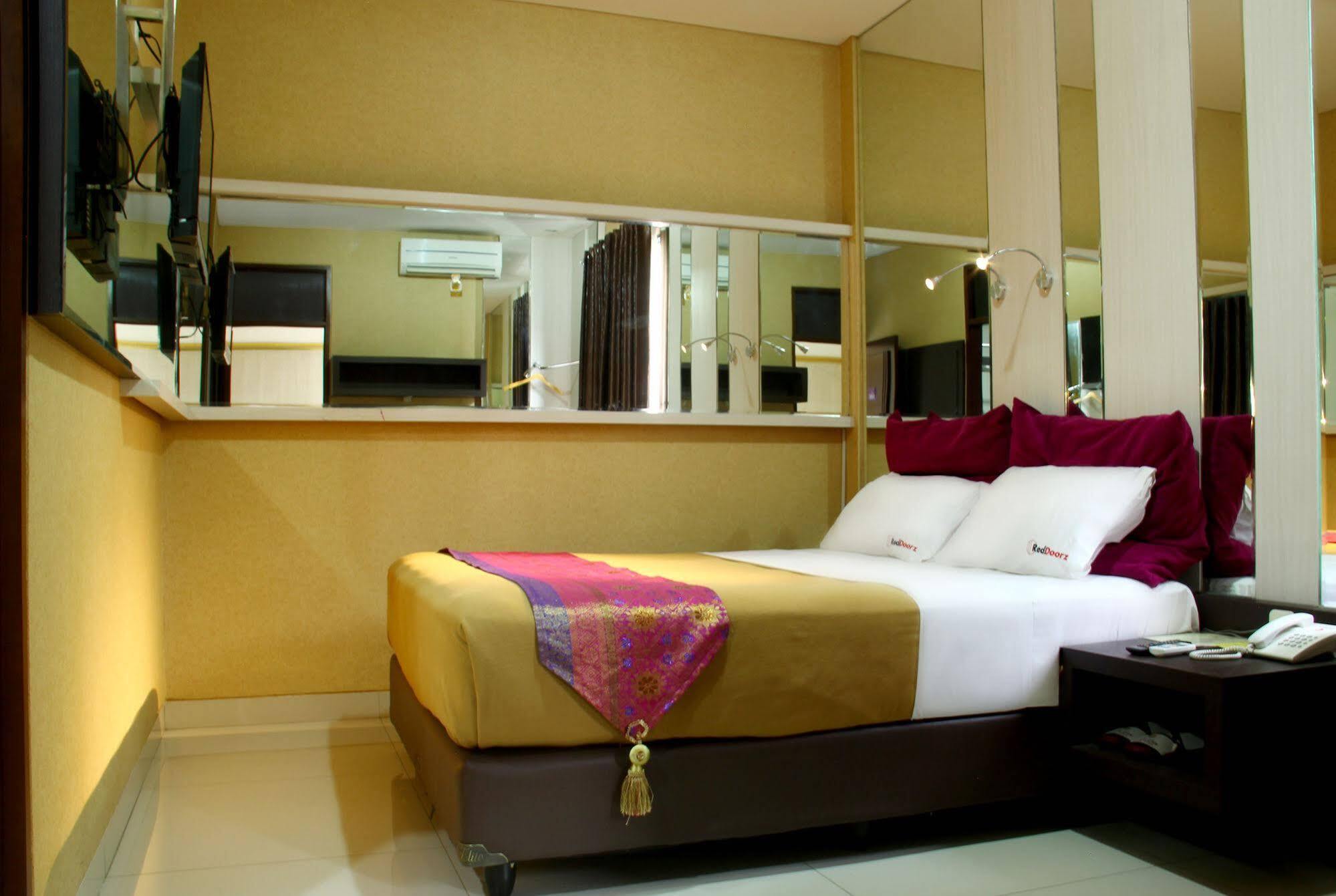 Reddoorz Plus @ Natuna Bandung Exteriör bild