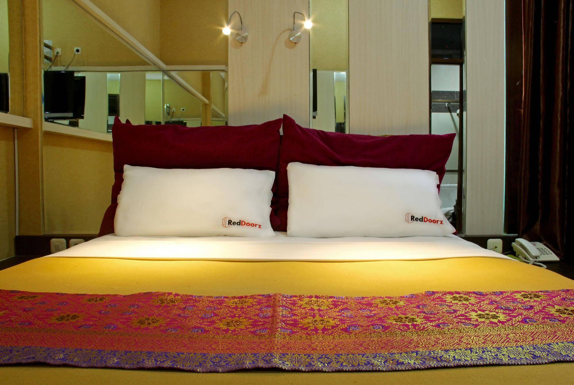 Reddoorz Plus @ Natuna Bandung Exteriör bild